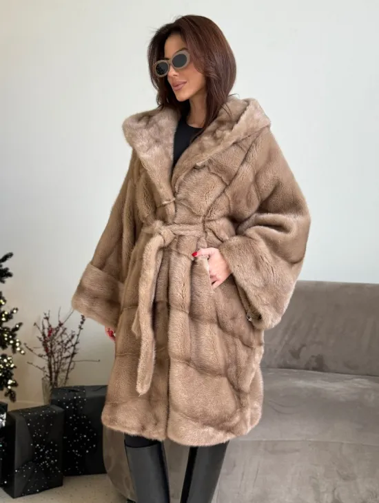 Шуба свободного силуэта из меха норки с капюшоном - цвет пастель - фото 3