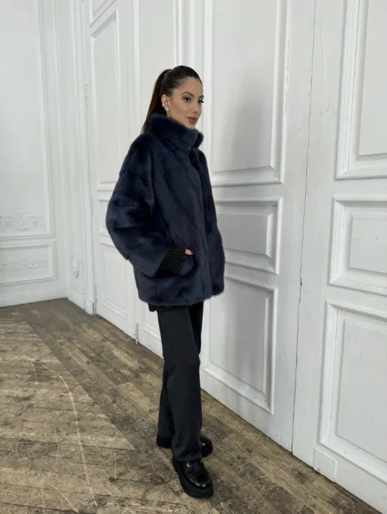 Короткая норковая шуба на молнии, стойка воротник - цвет черника - фото 6