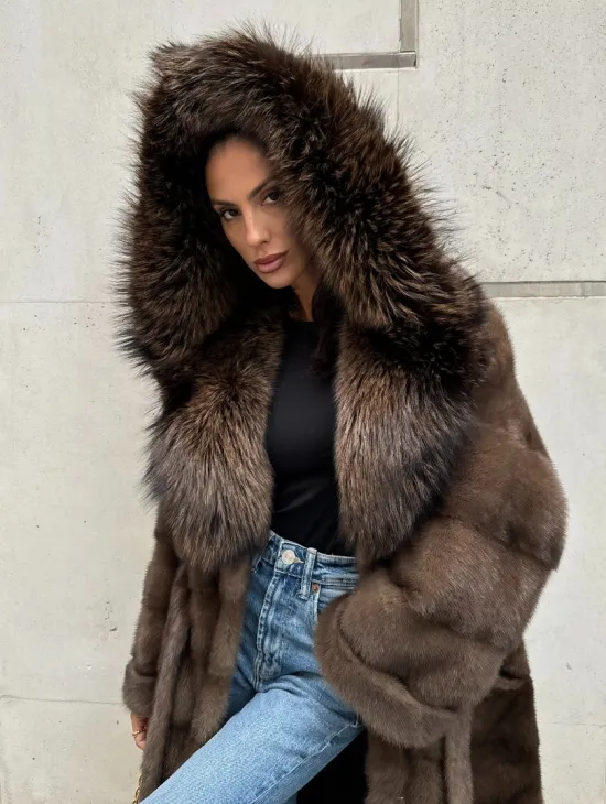 Норковая шуба с капюшоном кобра из меха чернобурки в коричневом цвете - фото 6