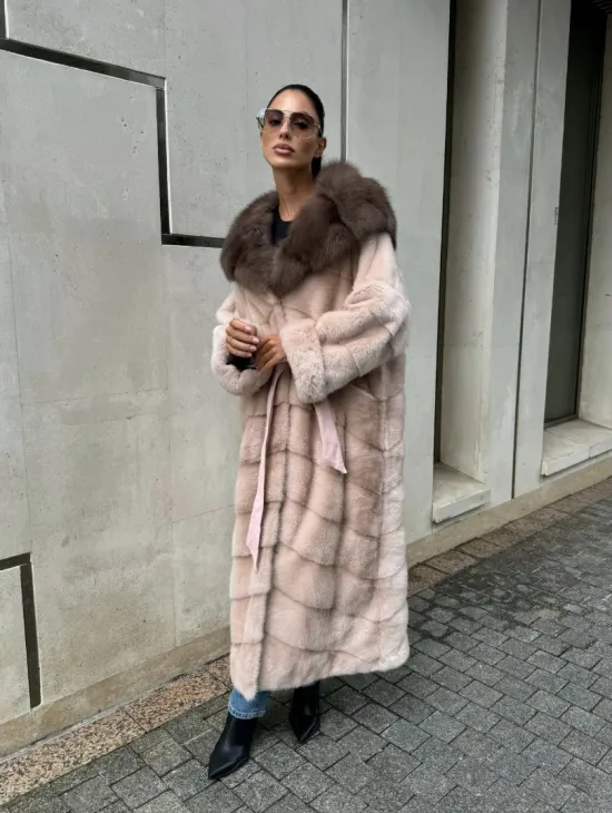 Норковая шуба с капюшоном из меха куницы пудрового цвета (нежно-розовый) - фото 14