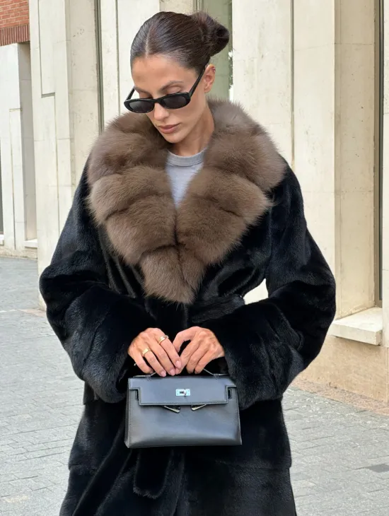 Черная шуба BLACK NAFA с английским воротником из куницы - фото 2
